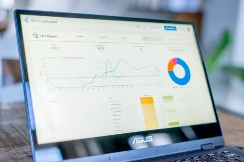 Laptop met een SEO-dashboard met grafieken van verkeer en zoekprestaties